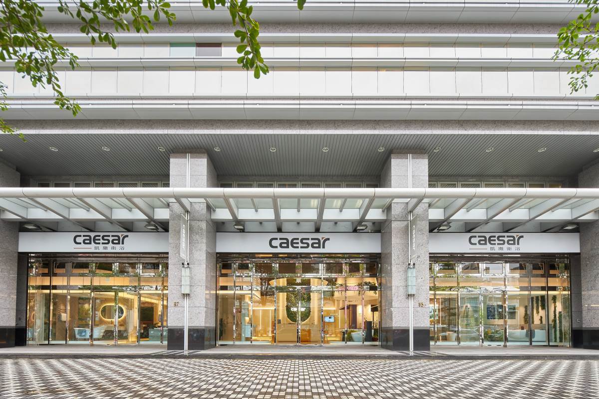 走進凱撒在台北內湖的瓷光藝廊，寬敞的空間有系統的分