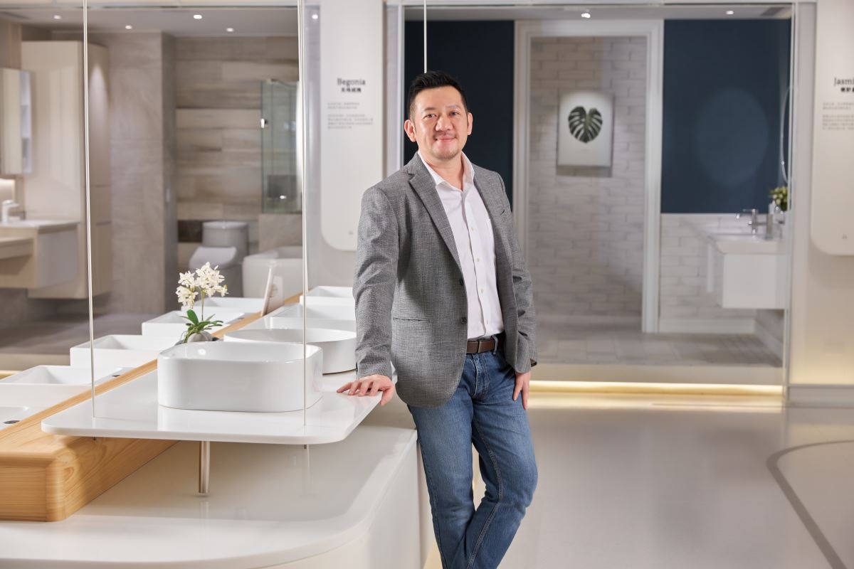 走進凱撒在台北內湖的瓷光藝廊，寬敞的空間有系統的分