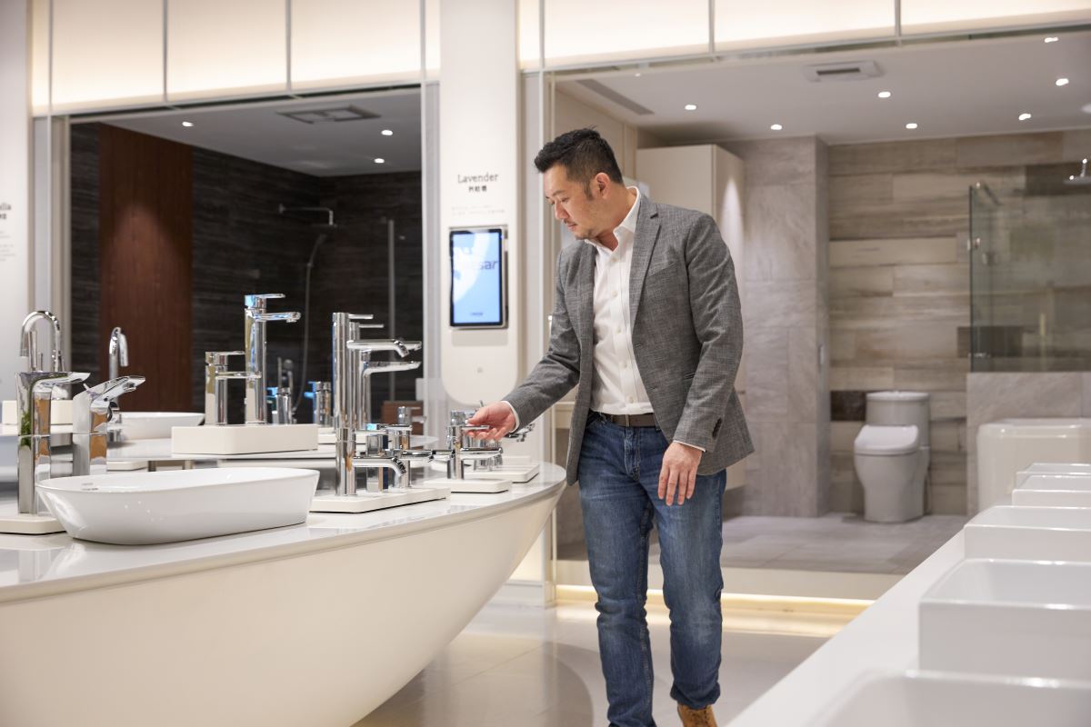 走進凱撒在台北內湖的瓷光藝廊，寬敞的空間有系統的分