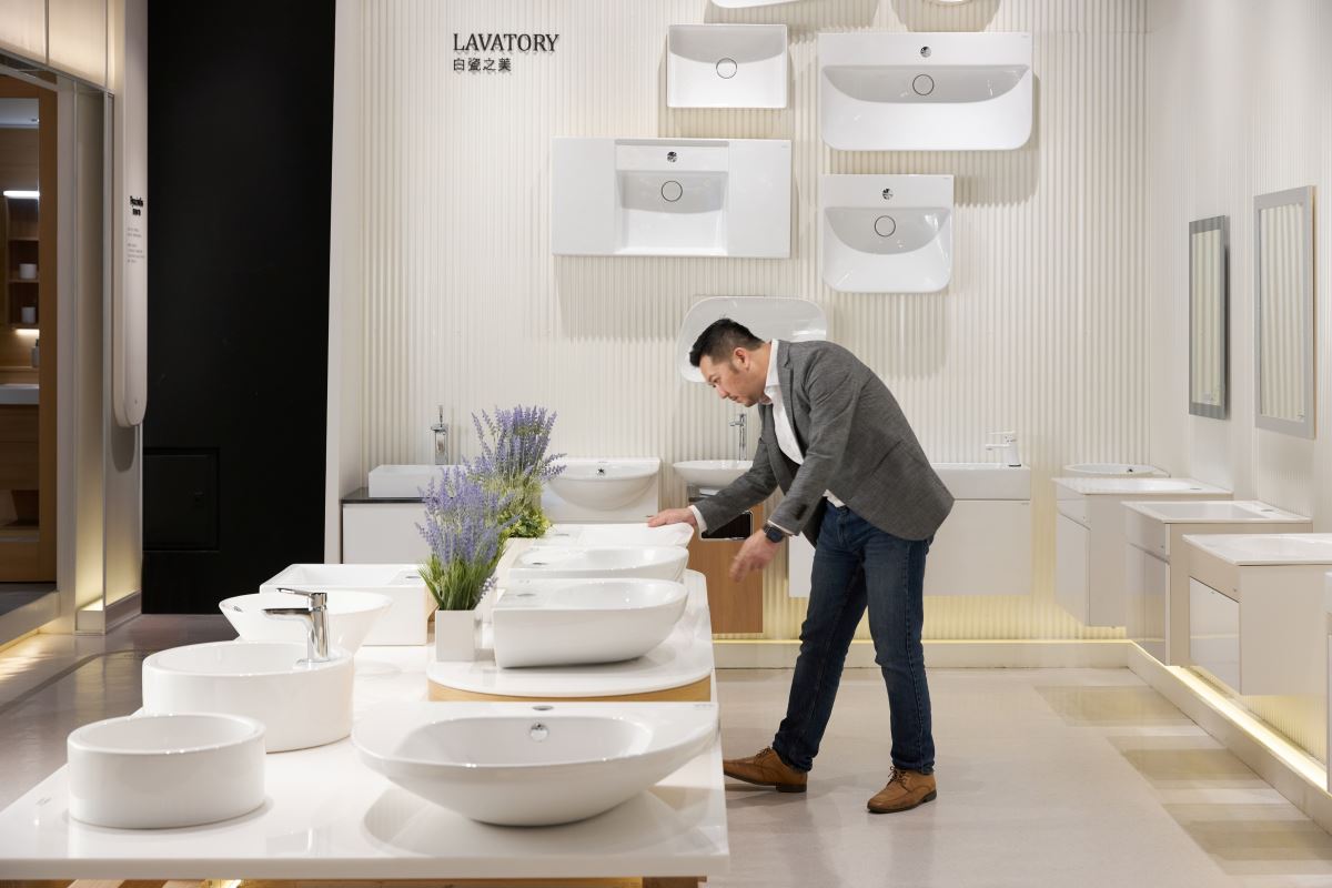 走進凱撒在台北內湖的瓷光藝廊，寬敞的空間有系統的分