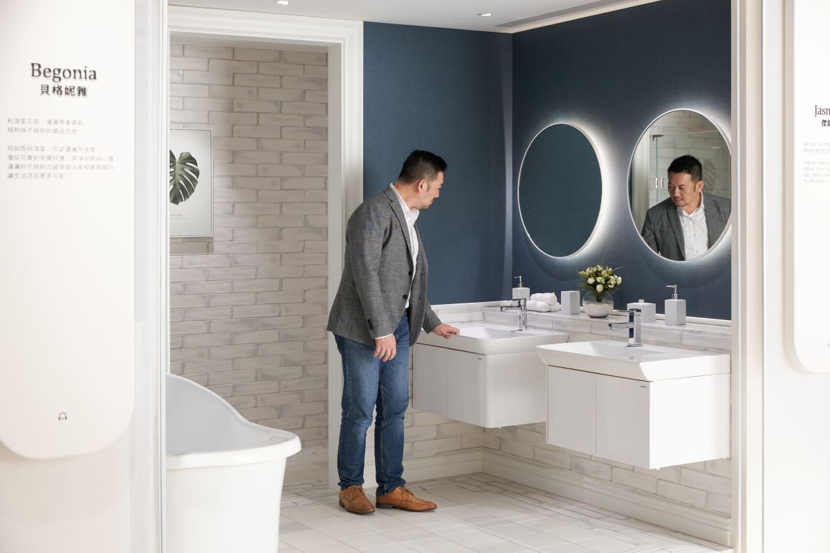 走進凱撒在台北內湖的瓷光藝廊，寬敞的空間有系統的分