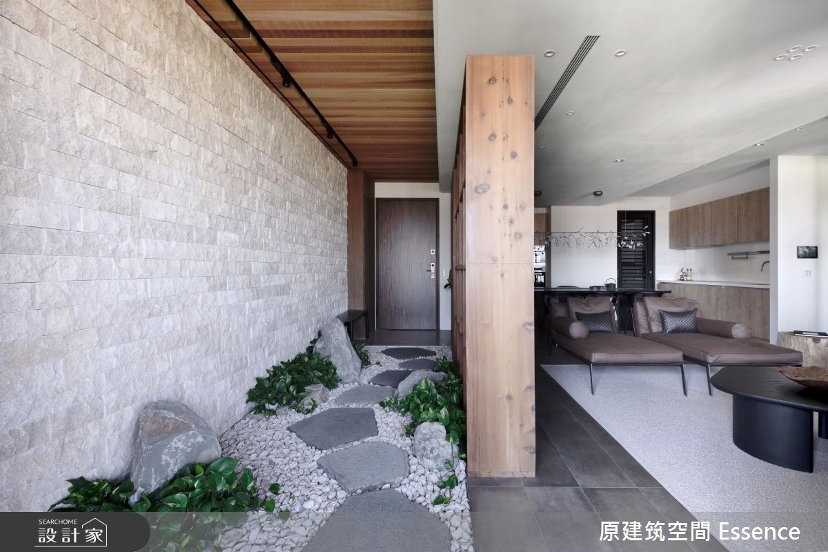 根據長遠的居住考量，玄關左側特地留有最便捷的無障礙動線，提升未來的使用便利性。