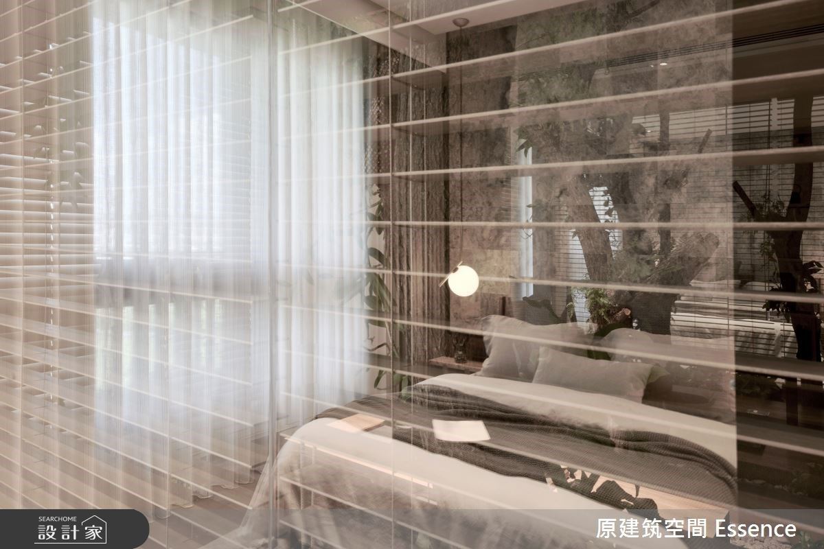 主臥室同樣延續玻璃隔間設計，使視覺延伸穿透，為公領域化成一道自然端景，成全整體空間的和諧美感。