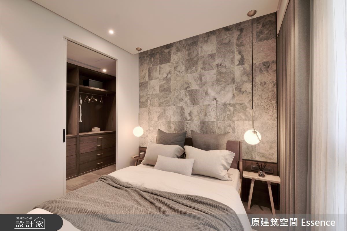 主臥床頭則以花蓮的大理石鋪陳，呈現石材最獨特的面貌，並透過別緻的幾何切割手法，刻意不對花做出不同的拼貼，營造獨一無二的細緻層次。
