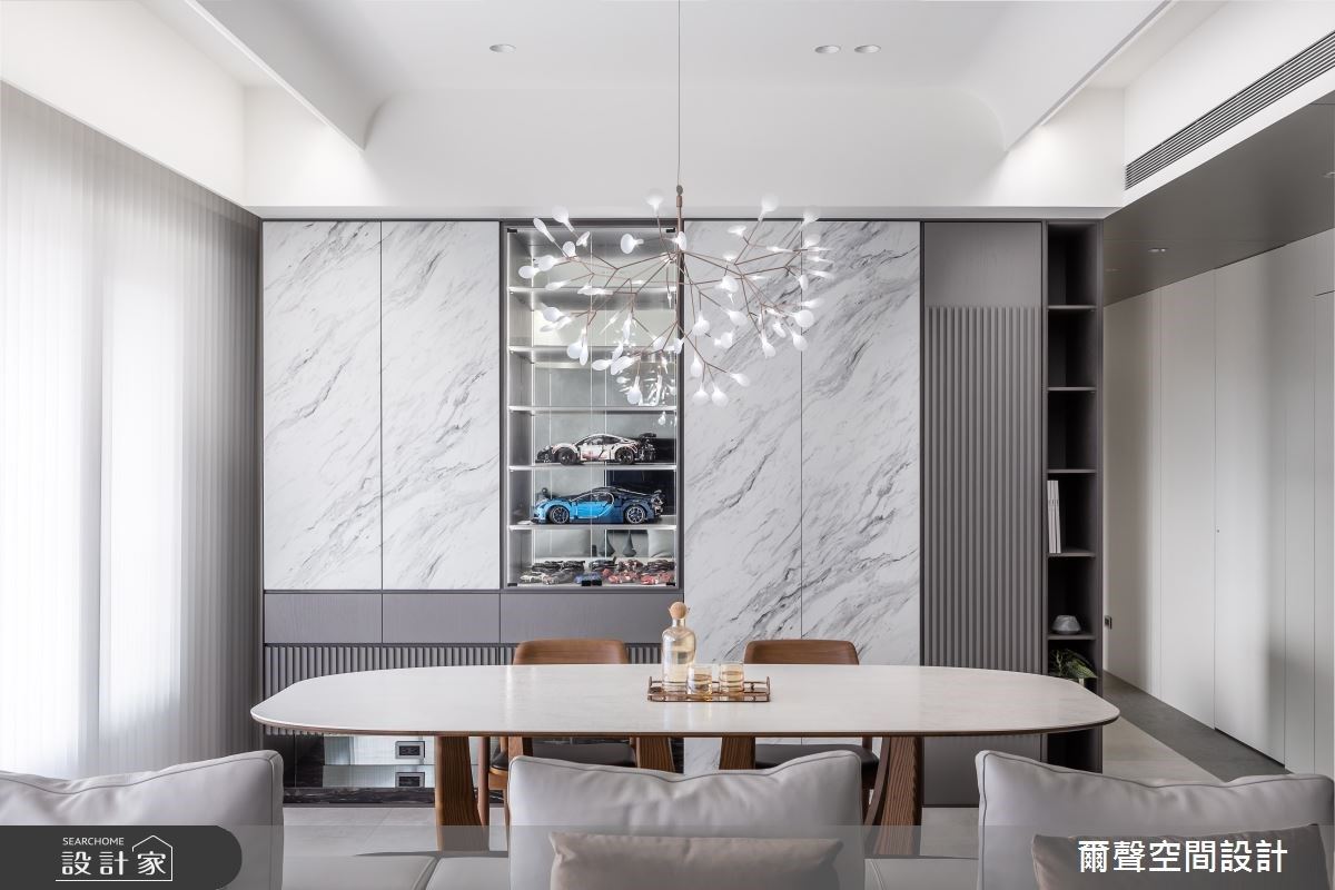 餐廳整合展示、收納櫃，滿足親子生活收納量。