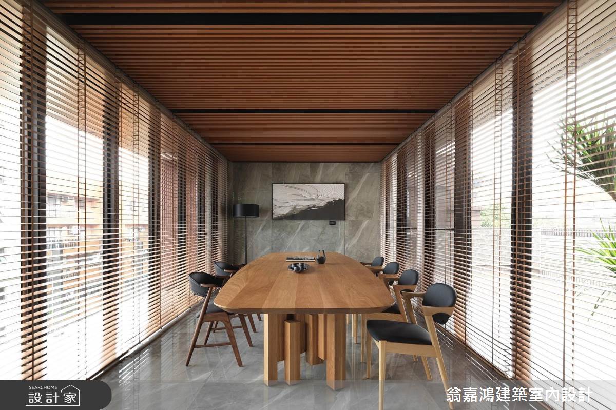 娛樂休閒室同時滿足了夫婦倆的興趣,設計師以天花木質調的格柵設計點綴人文氛圍。