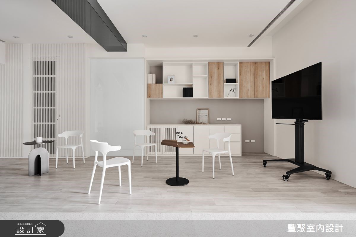 辦公區牆面結合綠幕機能,讓辦公室可以彈性變身攝影棚,提升業主操作的便利性。