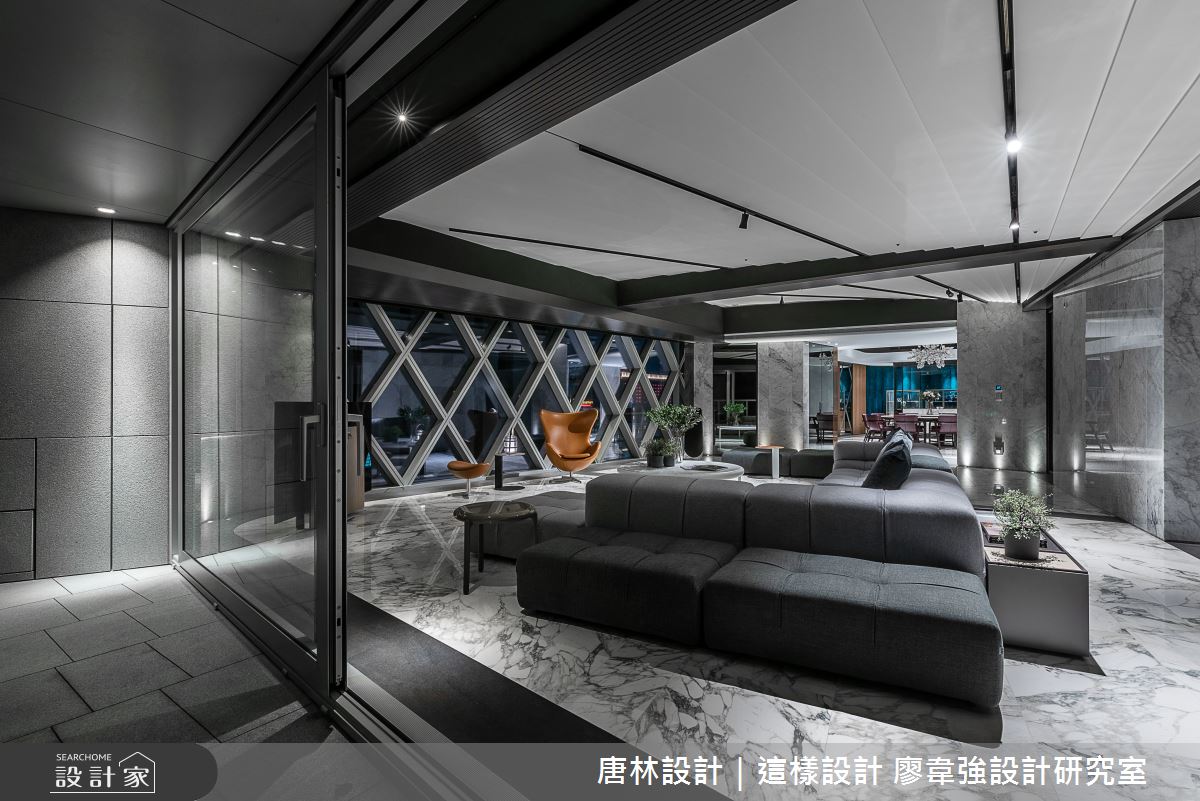 「Stunning Beauty of Paris」廖韋強總監利用三角定位演算法,將數學轉換為空間邏輯,透過數據切割重整,成為一種平衡具創意的狀態,榮獲 2021 年金外灘獎「最佳精裝房」的唯一金獎。