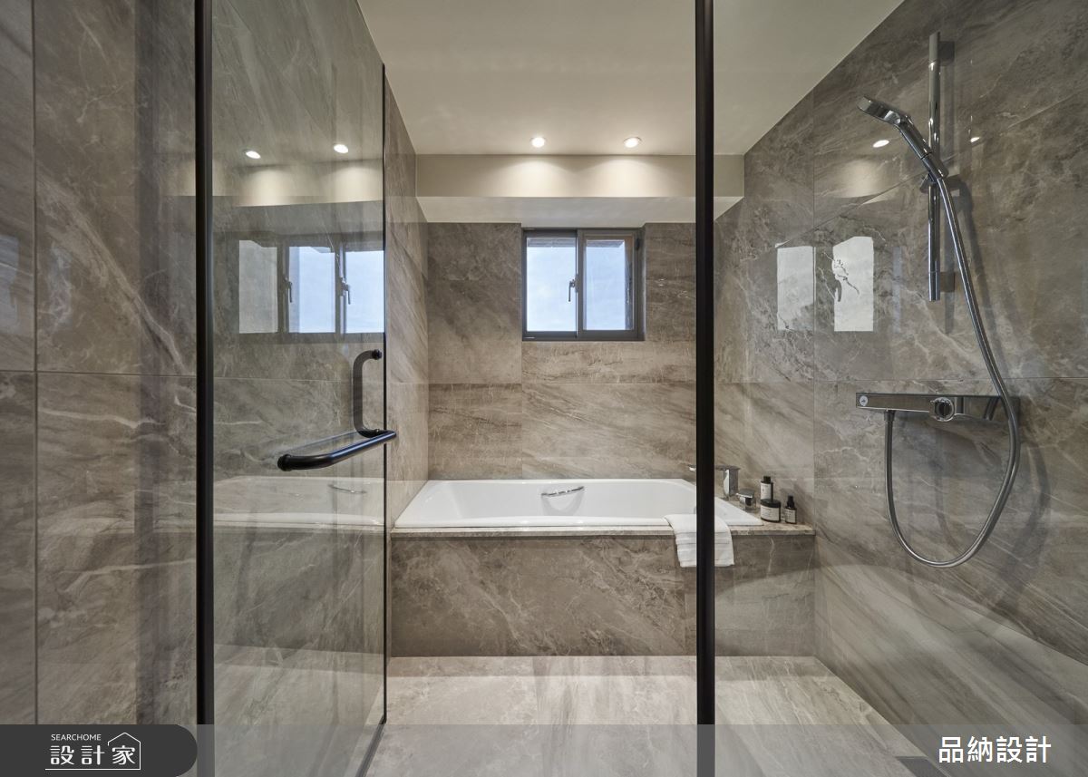 大齡老屋原有梁柱明顯、天花板低、動線不佳與採光不佳