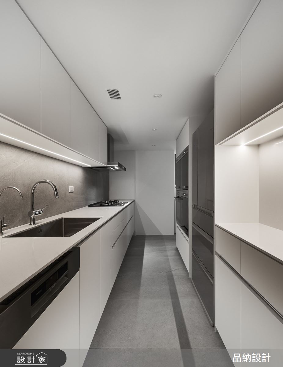 大齡老屋原有梁柱明顯、天花板低、動線不佳與採光不佳