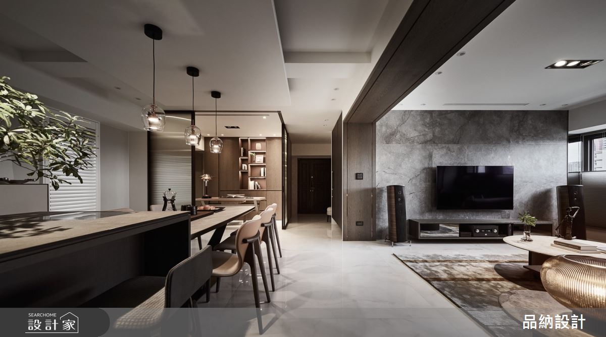 大齡老屋原有梁柱明顯、天花板低、動線不佳與採光不佳