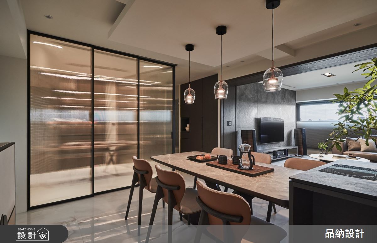 大齡老屋原有梁柱明顯、天花板低、動線不佳與採光不佳