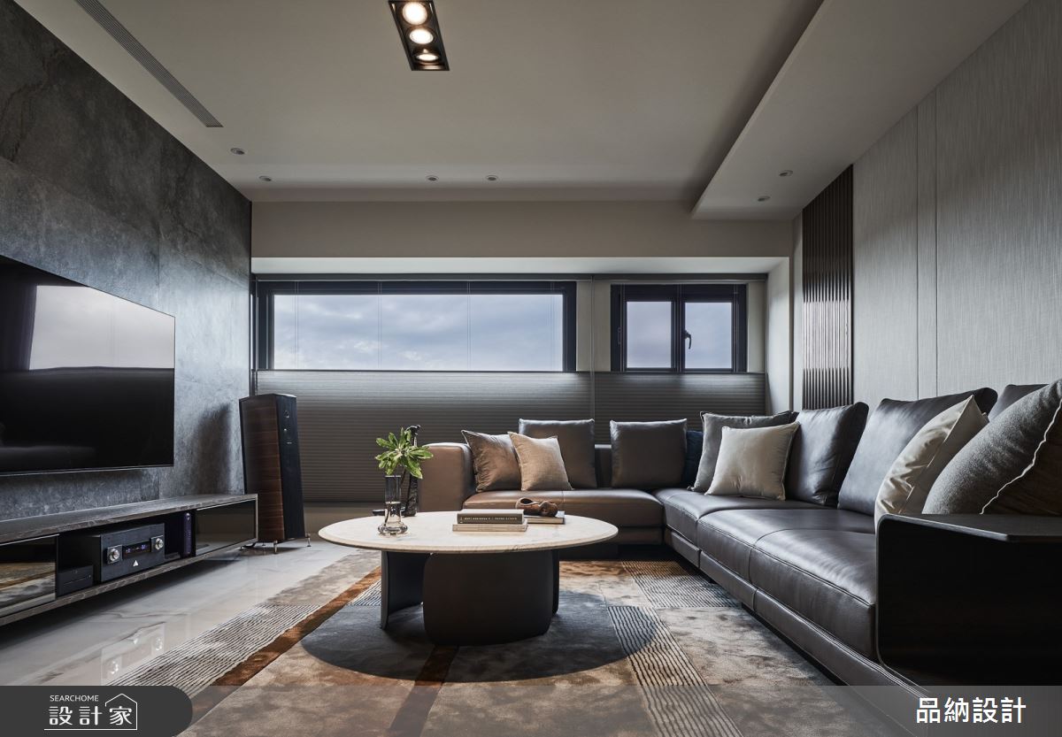 大齡老屋原有梁柱明顯、天花板低、動線不佳與採光不佳