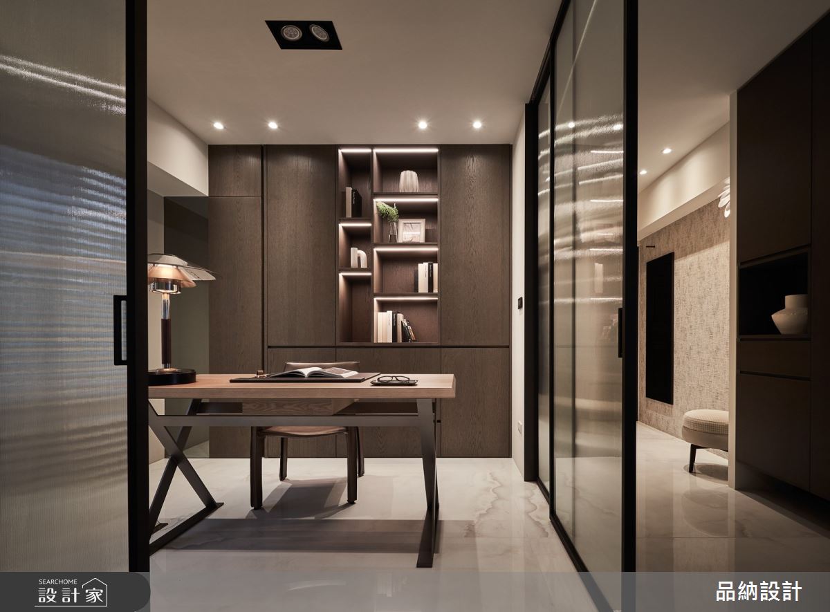 大齡老屋原有梁柱明顯、天花板低、動線不佳與採光不佳