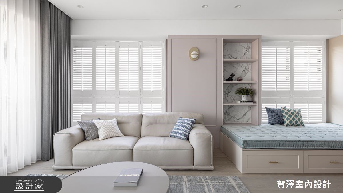 客廳的臥榻空間，除了方便來訪的親朋好友坐臥，也是特別設計讓屋主放鬆休息的空間。