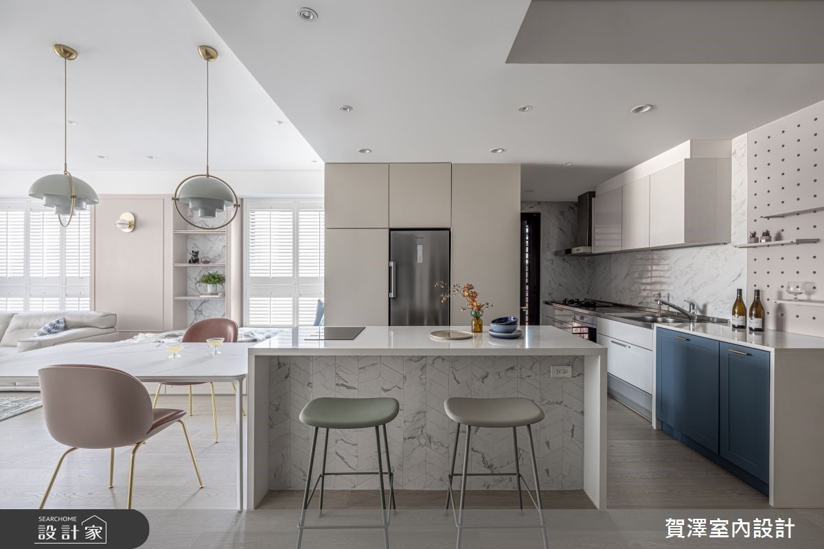 餐廚區藉由廚具機能包覆了屋子本身的梁柱結構，增加收納同時又不失美觀，大幅提升生活美感。