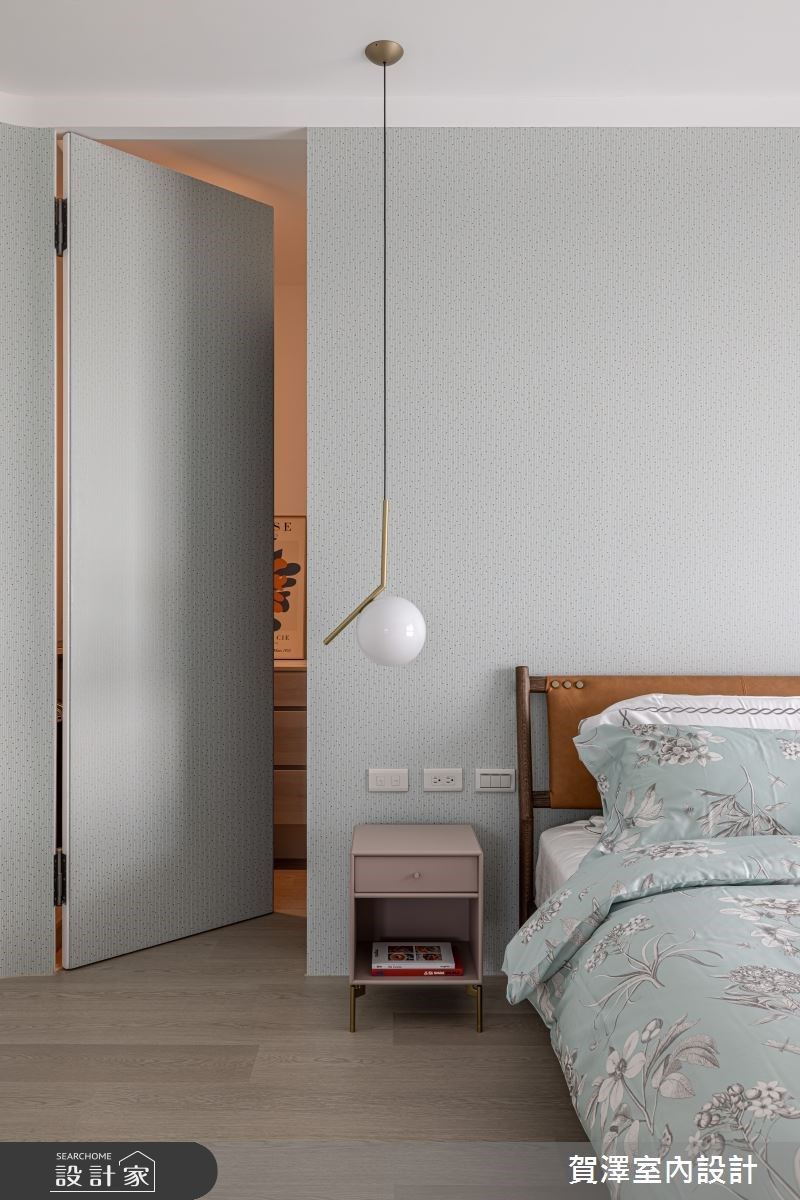 主臥房牆面精選淺色碎花壁紙，細膩烘托屋主個性。
