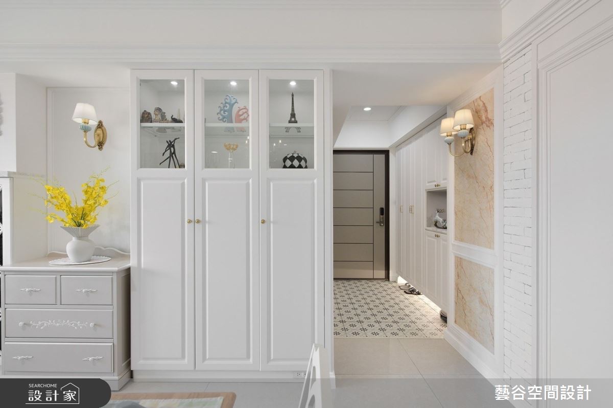 落塵區花紋地磚劃分場域,一旁鏡面則放大空間感。