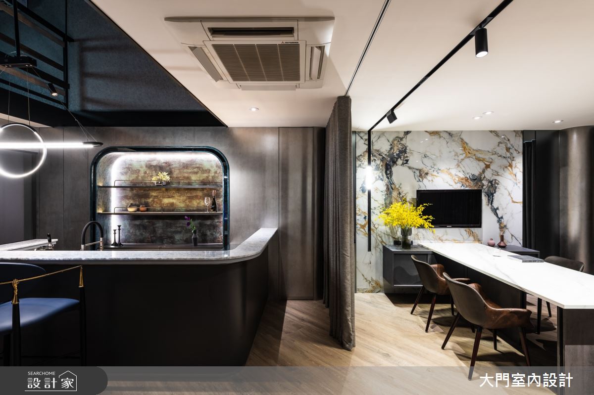 進入辦公室沒有制式的櫃台,而是會客桌和展示區,利用