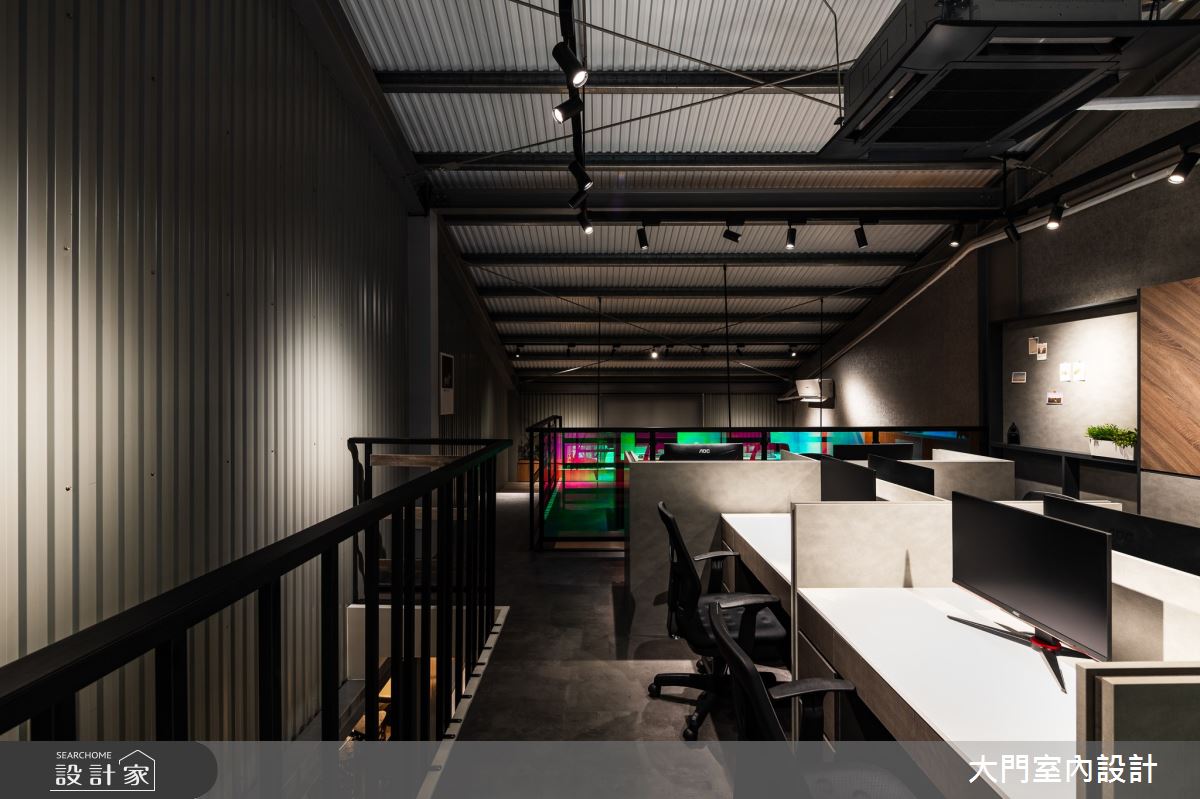 進入辦公室沒有制式的櫃台,而是會客桌和展示區,利用