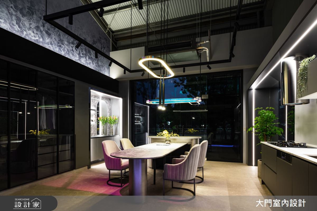 進入辦公室沒有制式的櫃台,而是會客桌和展示區,利用