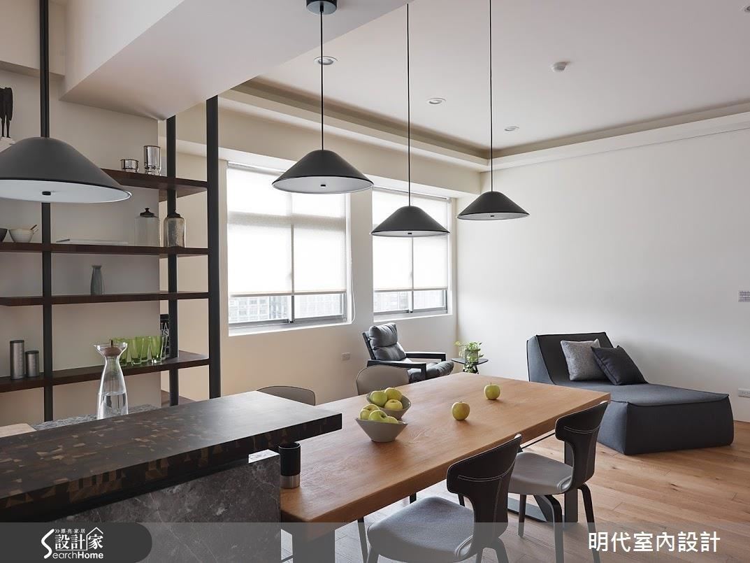 而客廳則成為起居室的存在,不再需要擺放大型整組沙發,僅放置貴妃椅、單椅,讓此處也可運動、做瑜珈,還給空間更多可能性。