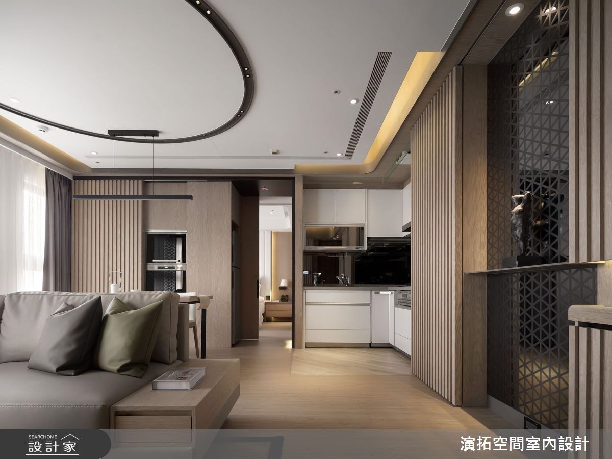 鄰近餐桌旁的整面餐櫃,方便收納電器、碗盤、杯具,同時隱藏電器線路;另外,拉門搭配俐落的線性設計,也賦予立體美感的視覺印象。