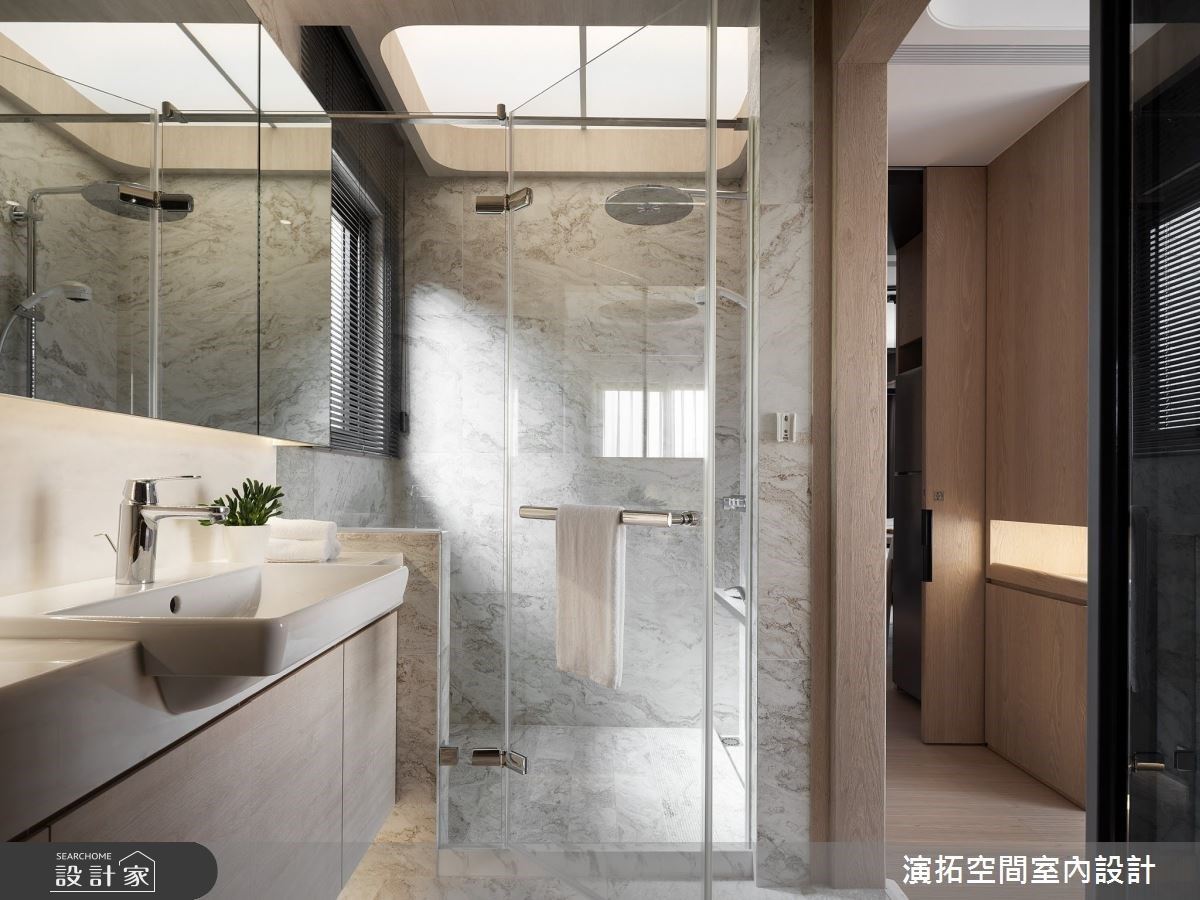 短斜坡設計和寬敞的過道區,滿足了無障礙浴廁使用,另外從洗手檯、門把,直到內部的矮牆設計,都能幫助長輩洗浴和行走。