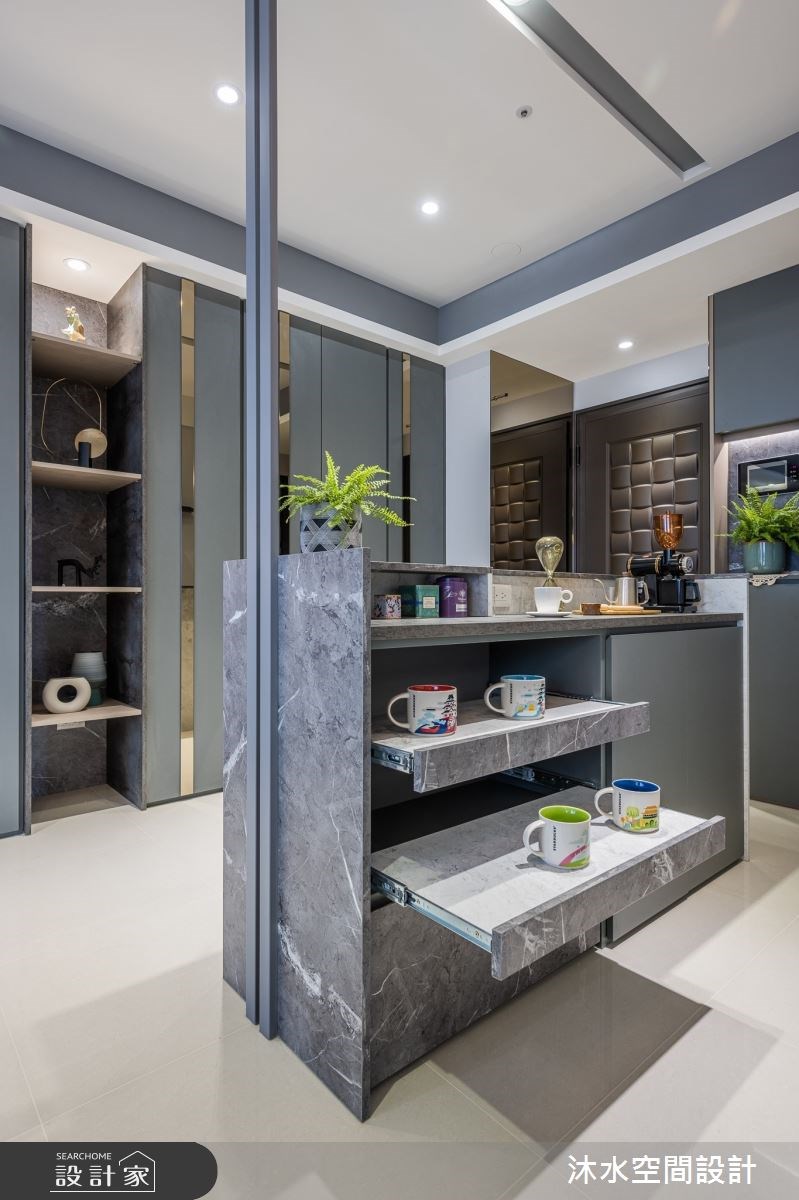 因應夫妻兩人生活,將原本三房中臨近廚房的空間改為餐