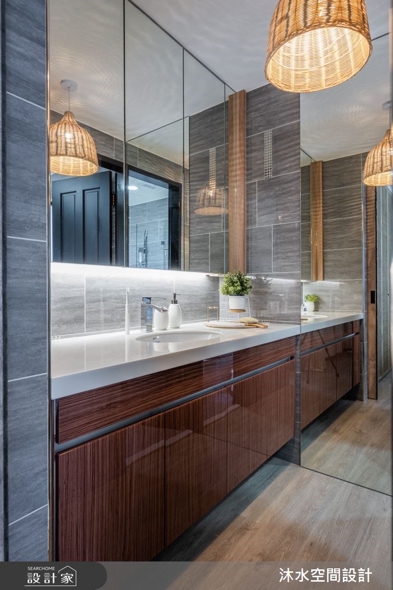 因應夫妻兩人生活,將原本三房中臨近廚房的空間改為餐