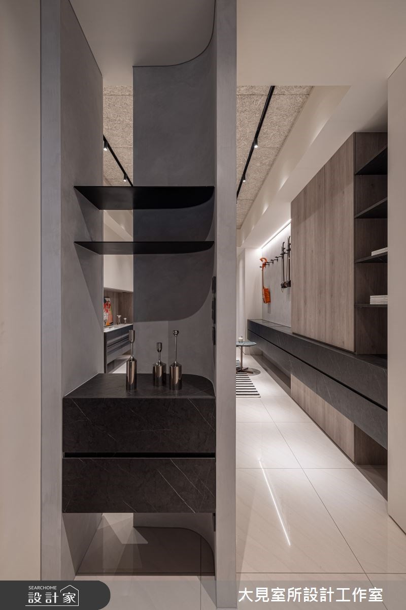 職業為國樂老師的屋主一家,對新家設計比起營造風格、