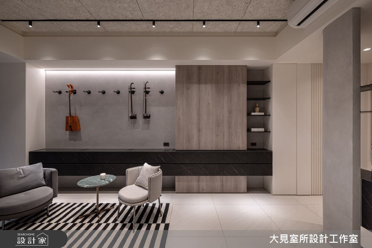 職業為國樂老師的屋主一家,對新家設計比起營造風格、