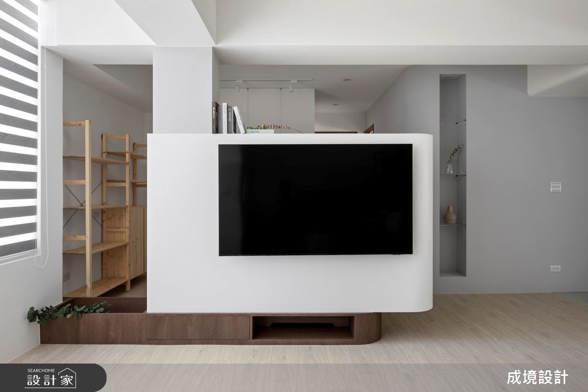 改造屋齡四十年老屋的格局，廚房改為開放式擴大公共空