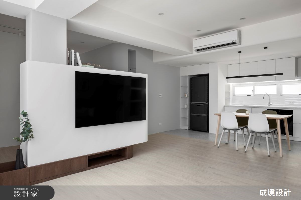 改造屋齡四十年老屋的格局，廚房改為開放式擴大公共空