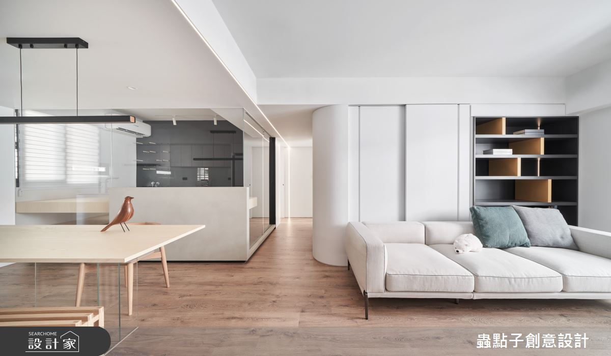 25坪老屋原本屋高較低、室內陰暗，設計師全面盤整屋主