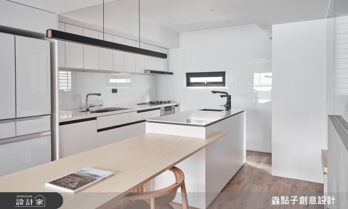 25坪老屋原本屋高較低、室內陰暗，設計師全面盤整屋主