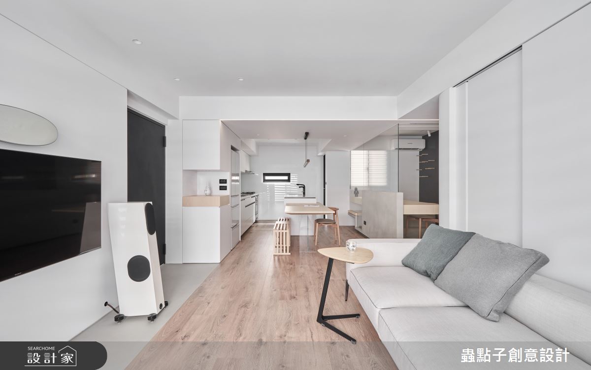 25坪老屋原本屋高較低、室內陰暗，設計師全面盤整屋主