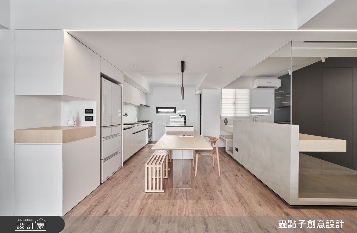 25坪老屋原本屋高較低、室內陰暗，設計師全面盤整屋主