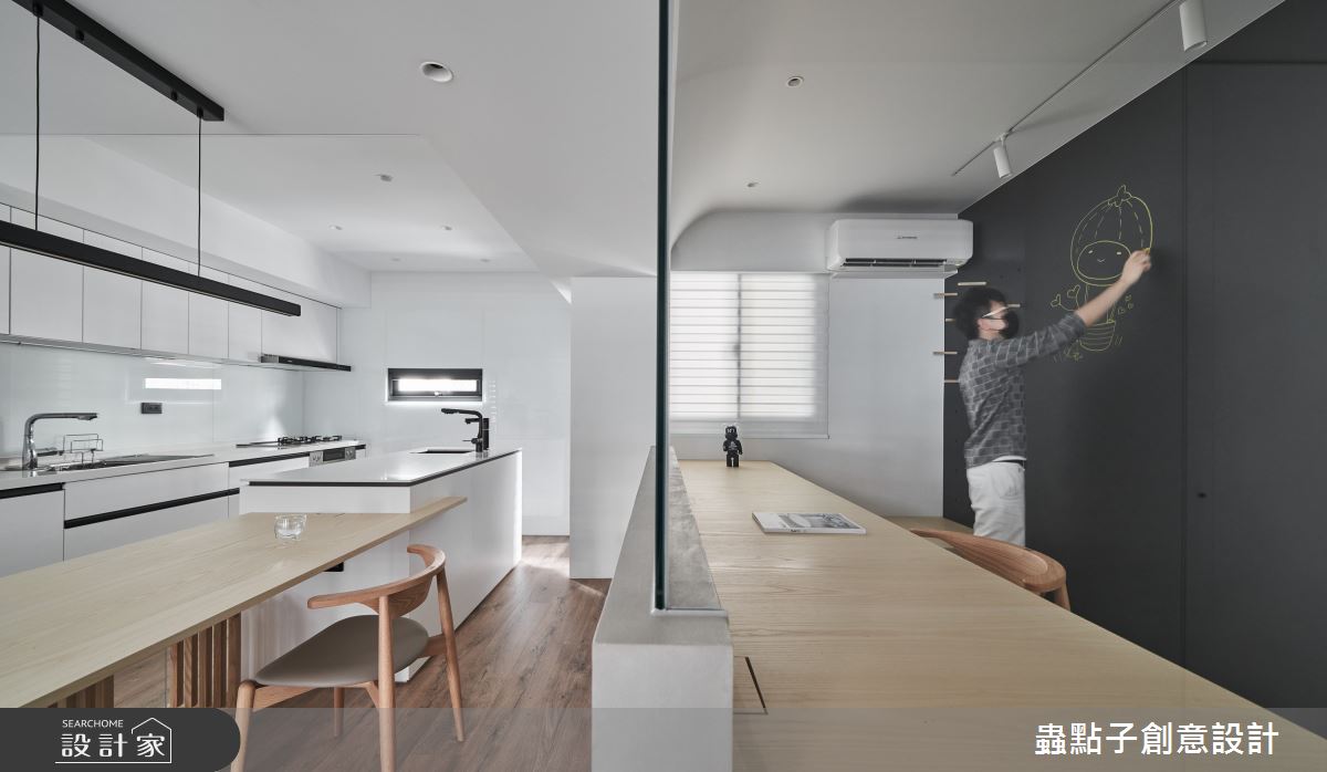 25坪老屋原本屋高較低、室內陰暗，設計師全面盤整屋主