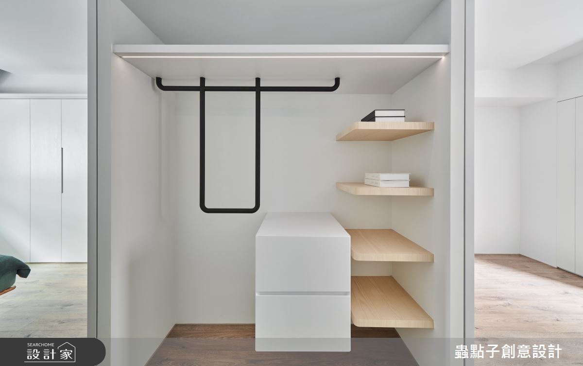 25坪老屋原本屋高較低、室內陰暗，設計師全面盤整屋主