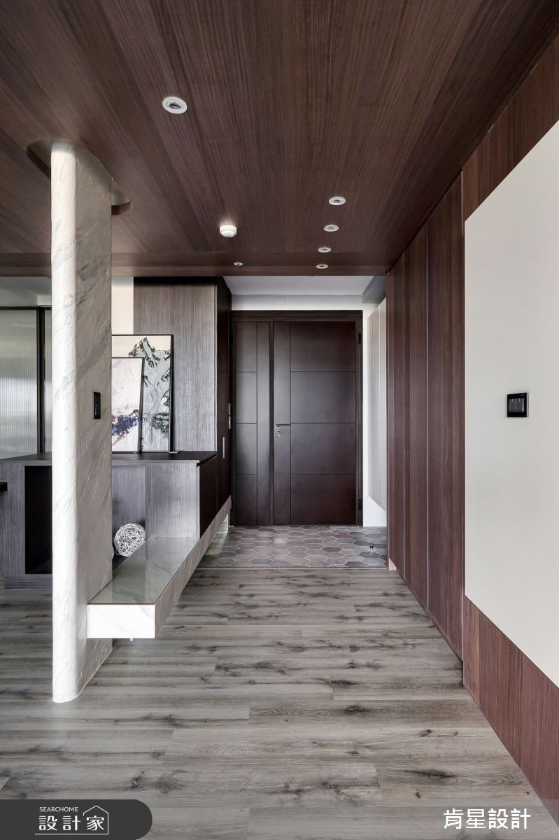 屬於摩登都市的灰調，經由設計師選用不同色階重疊拼貼