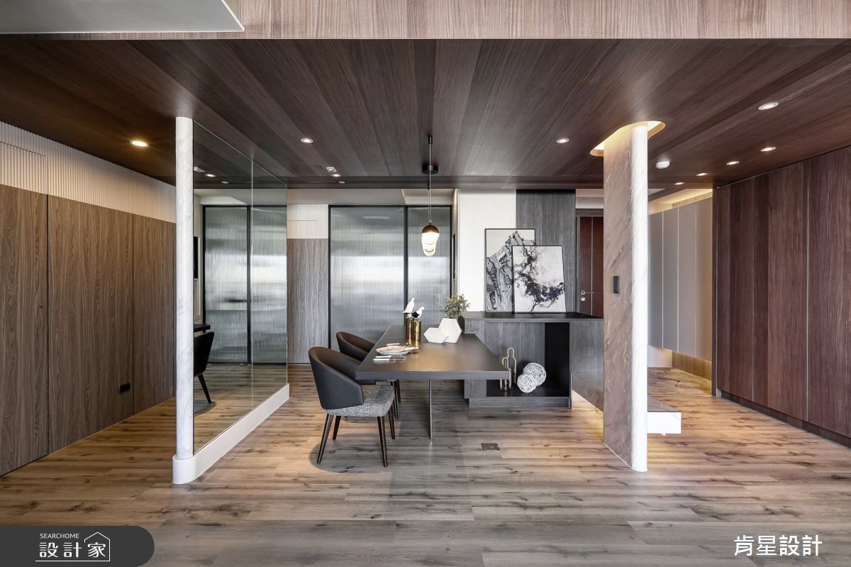 屬於摩登都市的灰調，經由設計師選用不同色階重疊拼貼