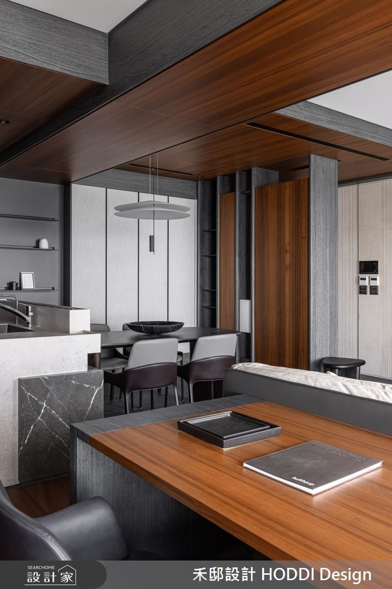 猶如黑豹般的沉穩大氣黑搭配上充滿質感的濃郁棕調，展