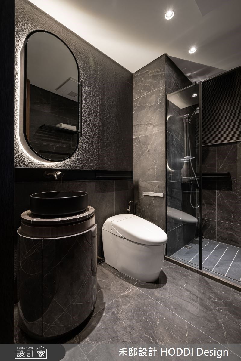 猶如黑豹般的沉穩大氣黑搭配上充滿質感的濃郁棕調，展