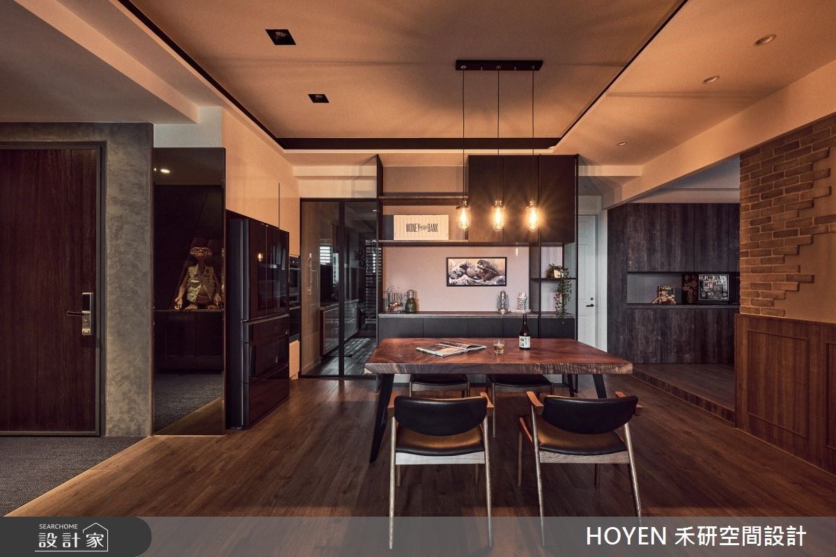 用間接式照明的暖黃光迎接長久外出歸來的旅人,屋內繽