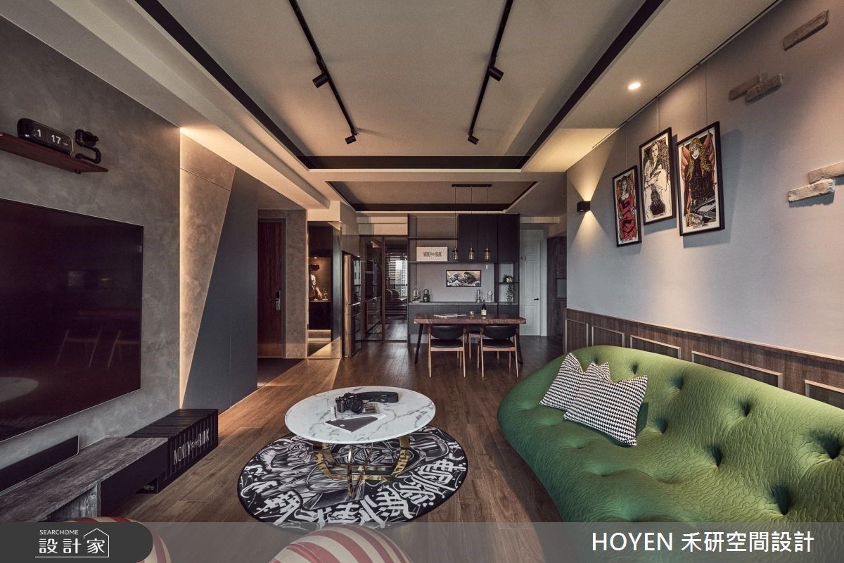 用間接式照明的暖黃光迎接長久外出歸來的旅人,屋內繽