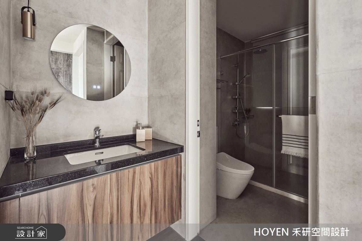 用間接式照明的暖黃光迎接長久外出歸來的旅人,屋內繽