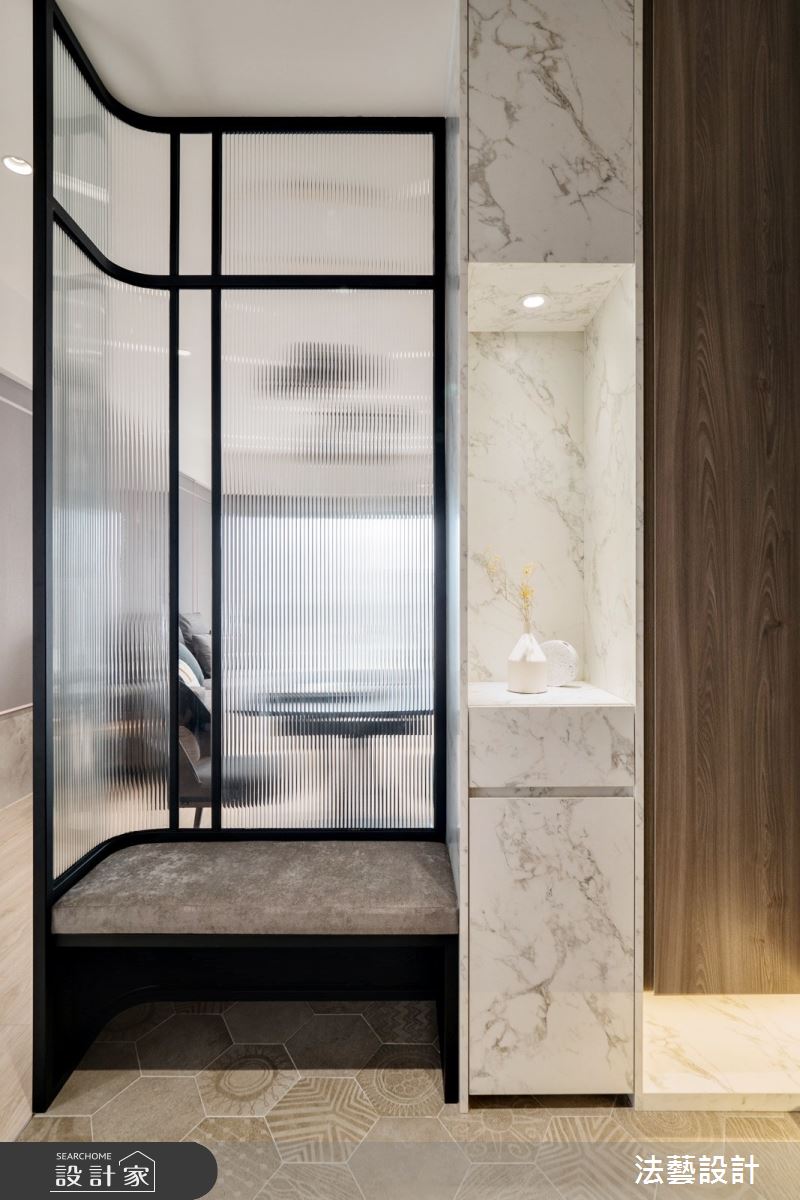 室內坪數20坪的空間，居住著一家四口，原有收納空間不