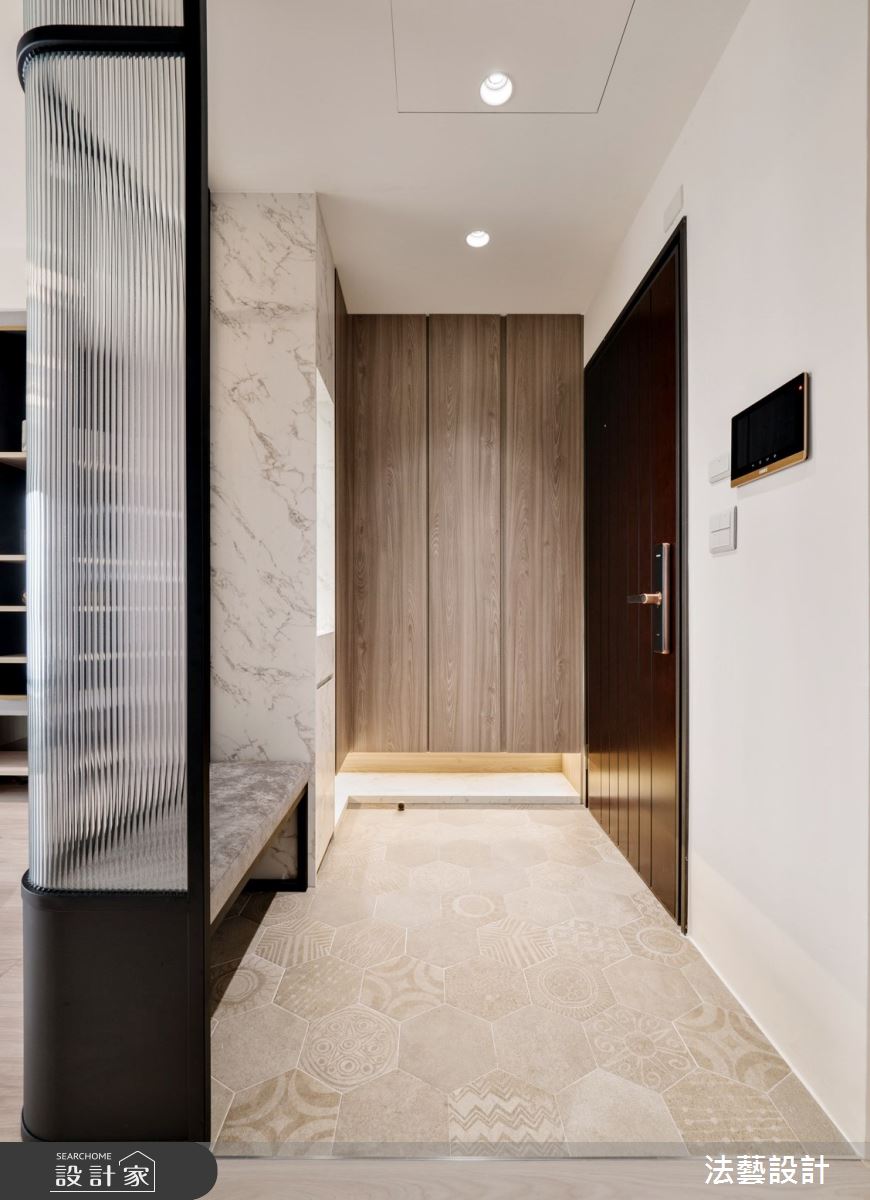 室內坪數20坪的空間，居住著一家四口，原有收納空間不