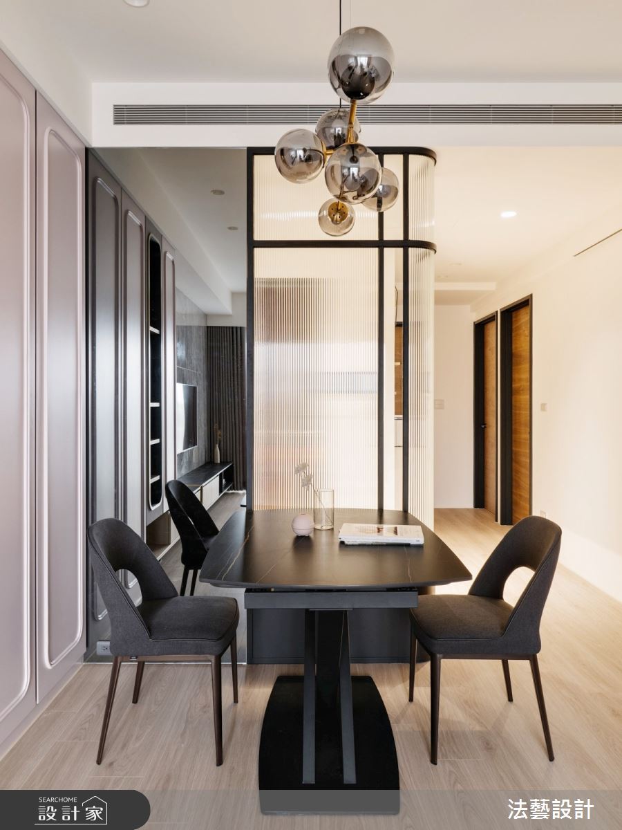 室內坪數20坪的空間，居住著一家四口，原有收納空間不